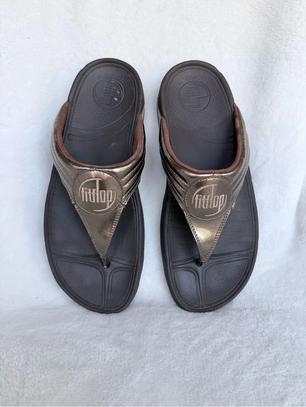 FitFlop Sandals Womens Size 8 Gold Thong Wedge Flip Flops Comfort Toning Slip On